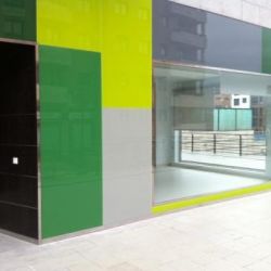 Exterior con azulejos verdes para oficina