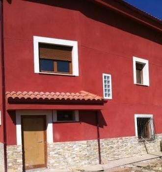 Casa de dos alturas con fachada roja